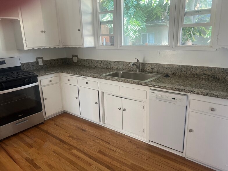 Granite counter, dishwasher - 18513 Mansel Ave