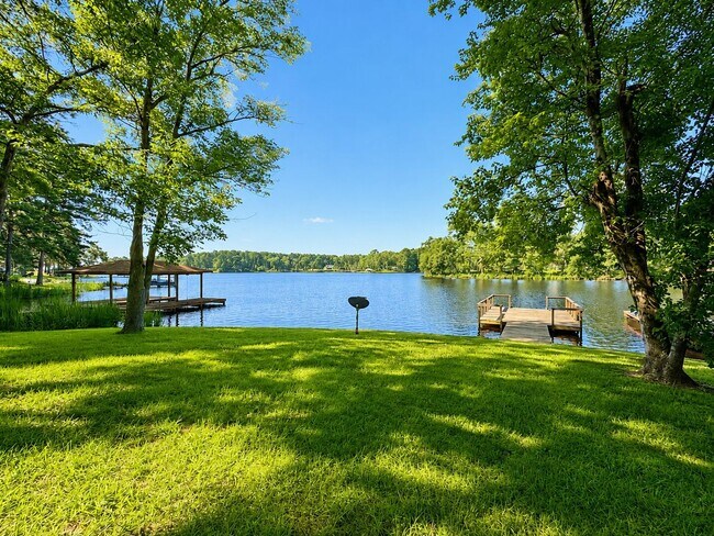 Building Photo - Waterfront Living in Benton!
