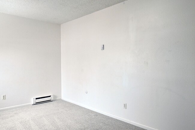 Building Photo - 2 bed 1 Bath townhouse
