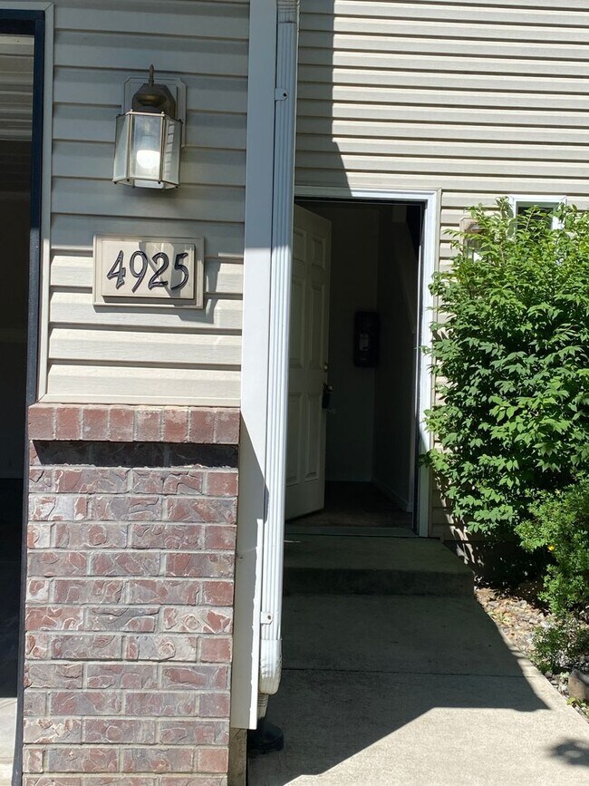 Building Photo - Hidden Gardens Townhome