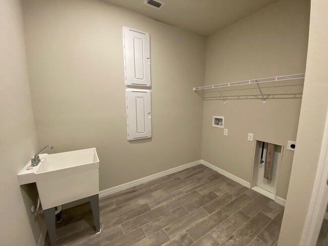 Building Photo - Freshly Updated 5-Bedroom, 4-Bath Home in Grand Oaks – Nearly New Condition