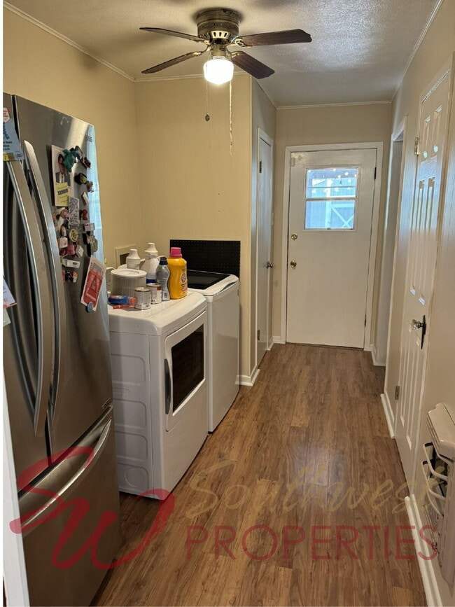 Building Photo - Delightful 2 bedroom, 2 bath with space and charm!!