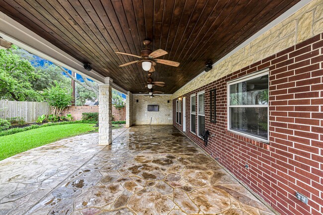 Building Photo - 902 Fairgate Dr