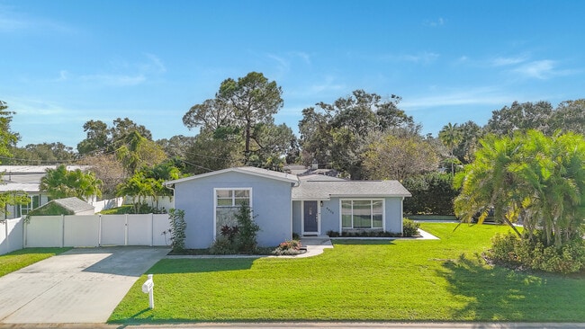 Building Photo - 4420 W Fair Oaks Ave