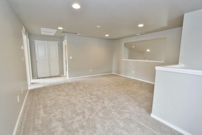 Building Photo - Spacious Home in Quiet Neighborhood