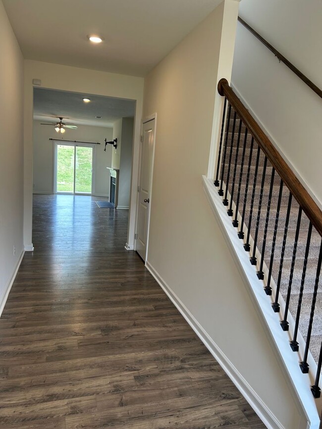 Building Photo - 5 Bedroom / 3 Bath Home Kingsport, TN