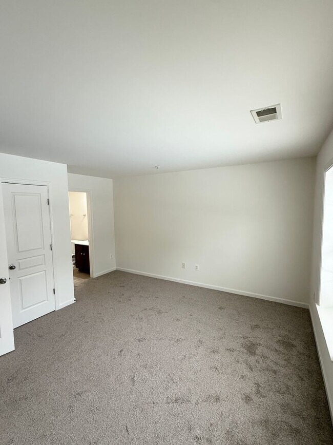 Building Photo - Spacious 4-Bedroom Townhome with Garage in Prime Columbia/Elkridge Location