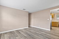 Building Photo - 3717 Pinewood Ave