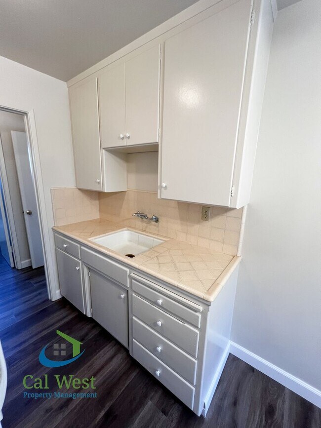 Building Photo - $1995 - Cozy 1/1 located near the Rose Garden