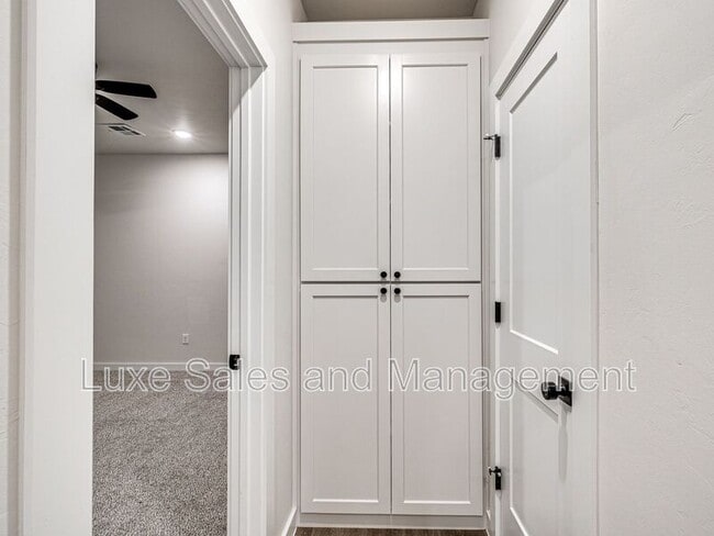 Building Photo - 618 W 2nd St