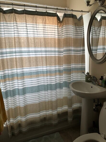 Building Photo - 122 Harding St