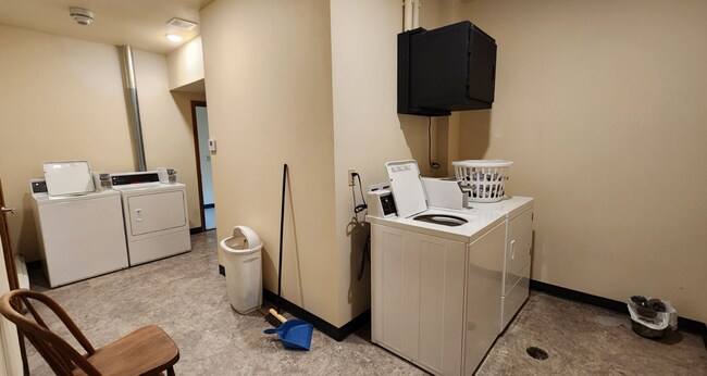 Building Photo - 1 Bedroom, 1 Bath Apartment- All utilities...