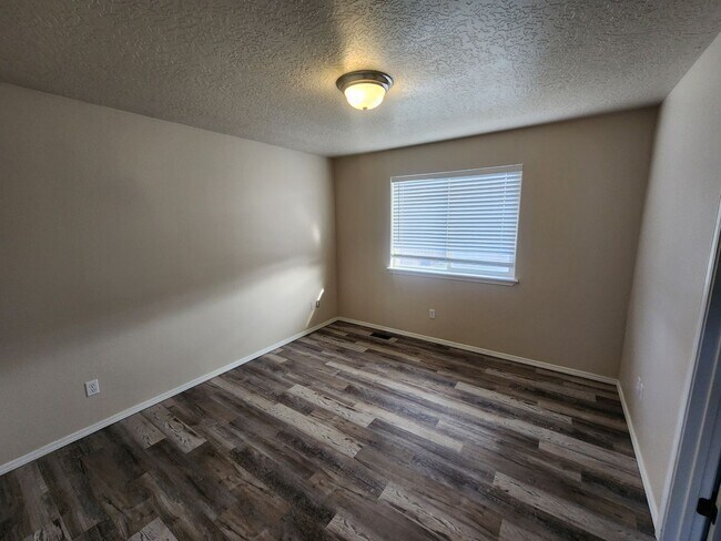 Building Photo - Remodeled 3 bedroom