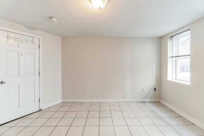 Building Photo - 204 H St