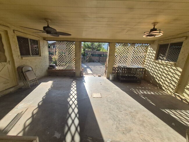Building Photo - Spacious 4 bedroom 2 bath