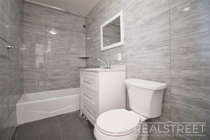 Building Photo - Spacious 2 Bedroom in Williamsburg!