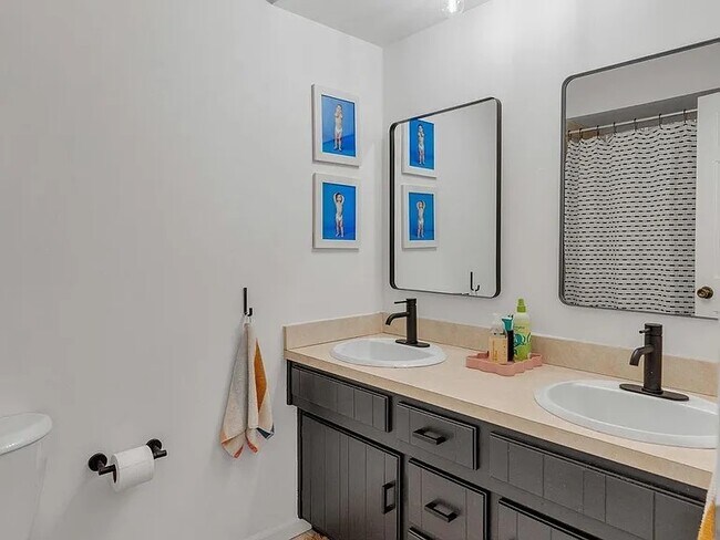 Building Photo - 1304 Lawrence Ave