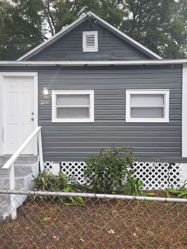Building Photo - Fully Renovated 2/1 Single Family Home Rea...