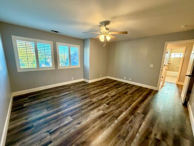 Building Photo - Beautiful 3 Bedroom 2.5 Bathroom Single Fa...