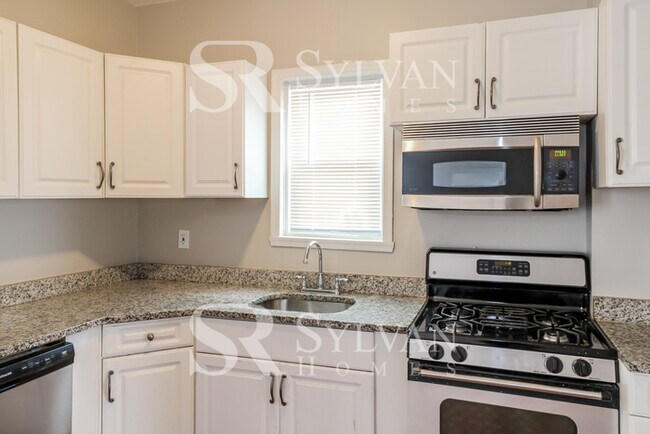 Building Photo - Charming 3BR Townhome