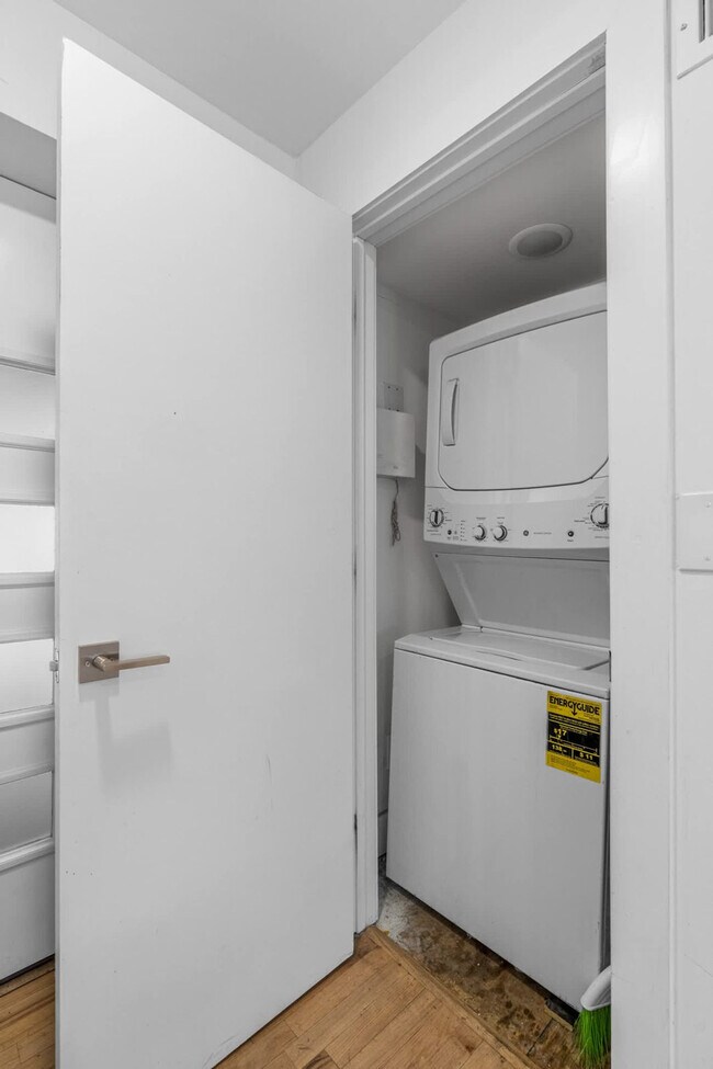 Building Photo - 1136 Crescent Ave NE