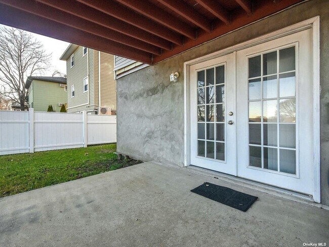 Building Photo - 48 Marwood Rd S