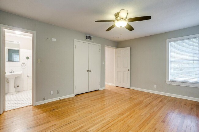 Building Photo - Charming 3-Bed, 2-Bath Home in Fort Worth'...