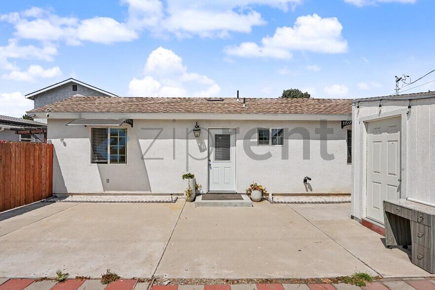Building Photo - Unit A