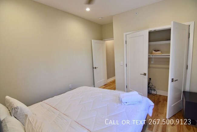 Building Photo - Beautiful bi-level 2 bed, 2 bathroom unit ...