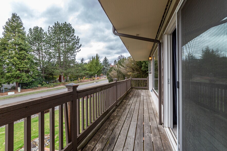 Building Photo - 2102 NW Kelly Dr