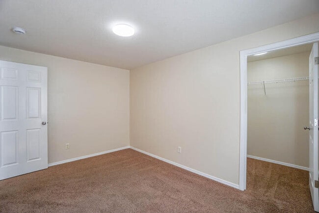 Building Photo - THREE BEDROOM WITH FENCED YARD
