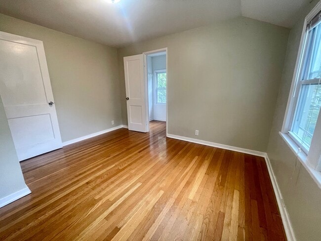 Building Photo - 151 Eastmoreland Dr