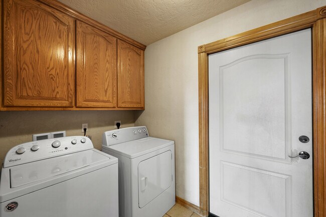 Building Photo - 1202 Hershel Dr