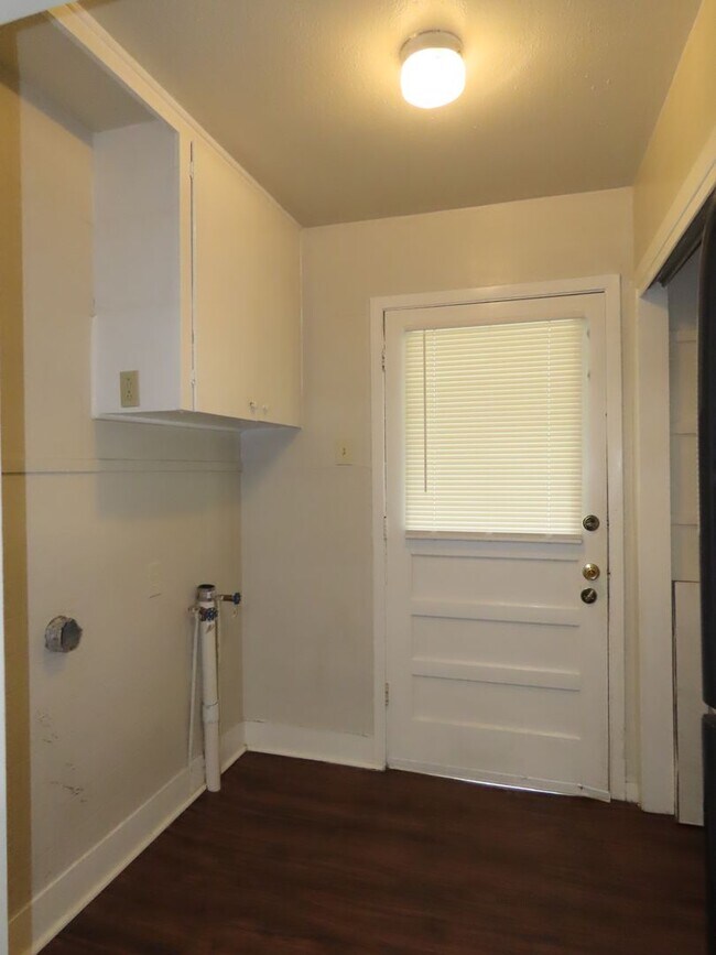 Building Photo - Charming 3 Bedroom, 2 Bath Home w/Den!