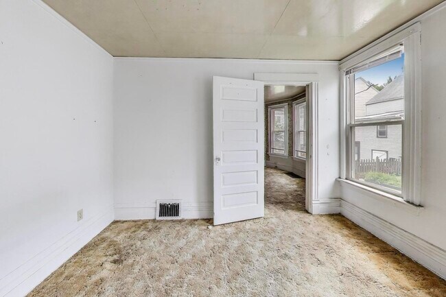 Building Photo - 2144 W Montrose Ave