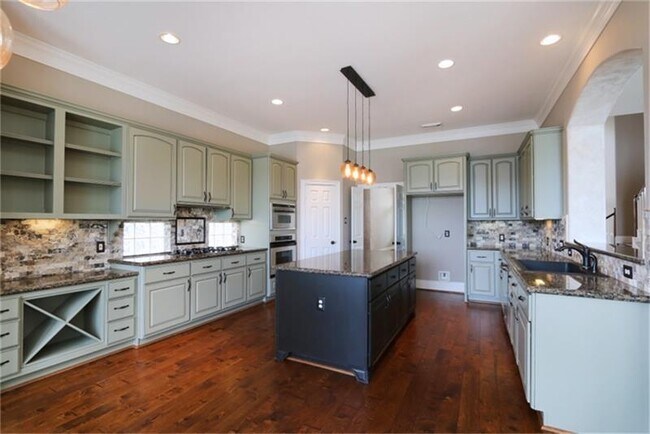 Building Photo - 6010 Stratford Gardens Dr
