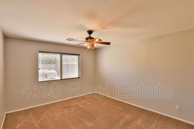 Building Photo - 30725 N Royal Oak Way
