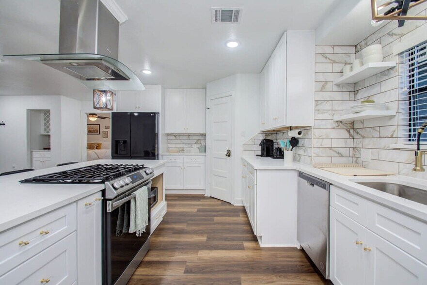 Building Photo - 8314 Greenbush St