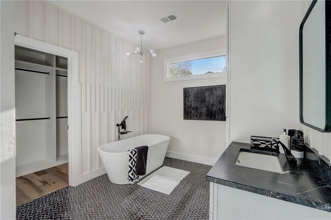 Building Photo - 2014 Cambridge Ave