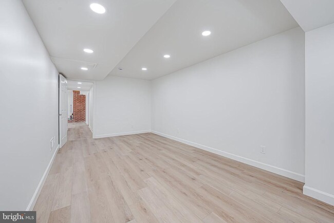 Building Photo - 866 Canal Dr