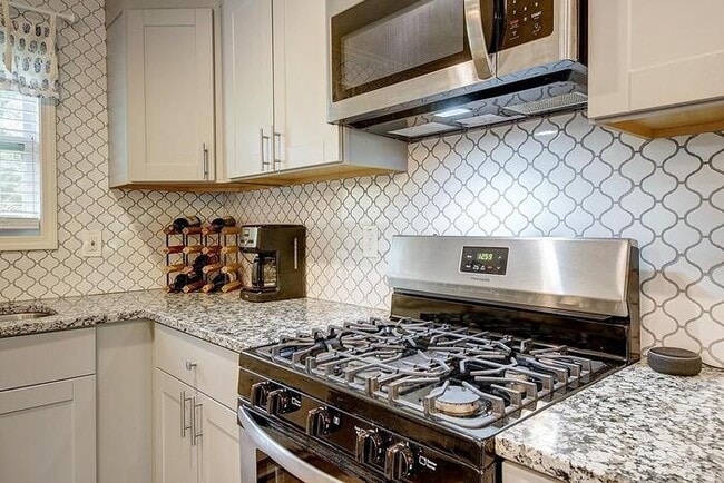 Building Photo - House 3 bed, 2 bath