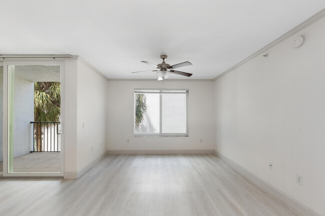 Building Photo - 810 Villa Cir