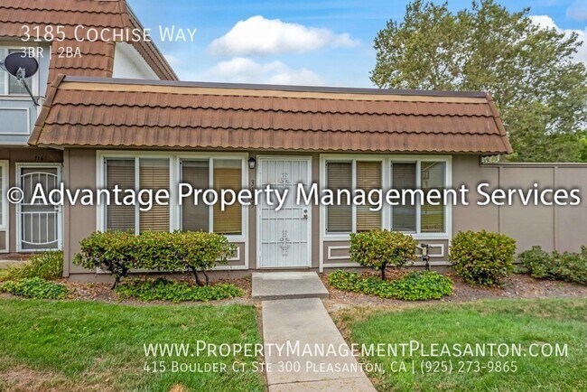 Building Photo - Single Story, 3 bed, 2 bath townhouse