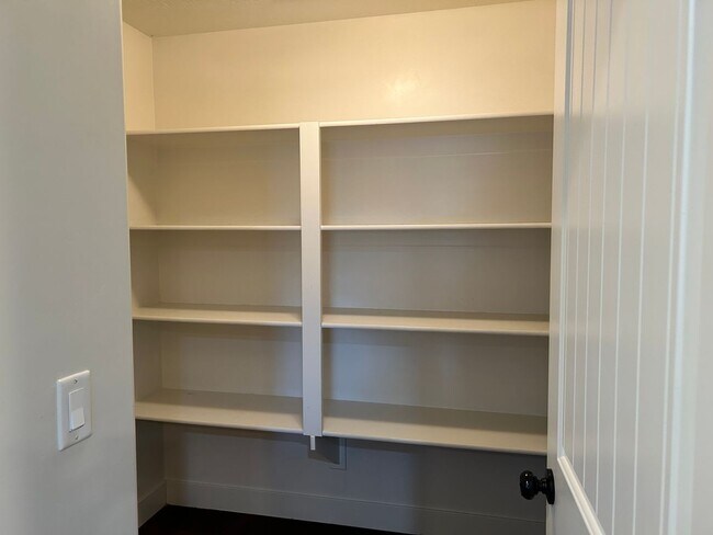 Building Photo - Dog Friendly 4 Bedroom Townhome. $200 First Full Month's Rent!