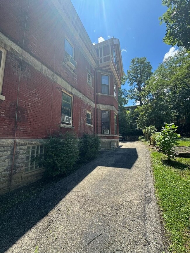 Building Photo - 211 Loraine Ave