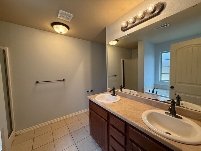 Building Photo - Now Pre-leasing for Mid-April