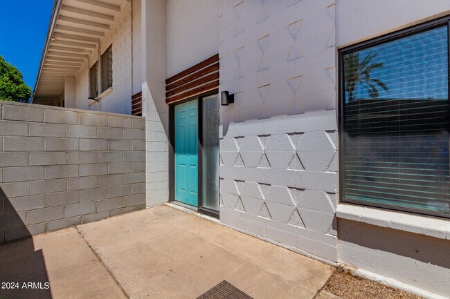 Building Photo - 4220 E Almeria Rd