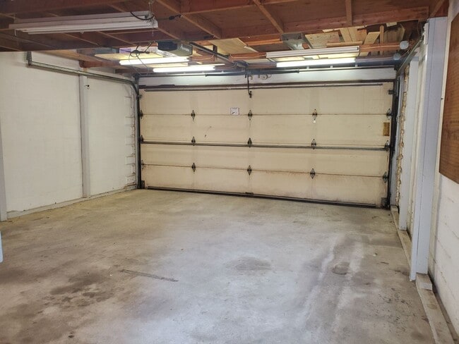 Building Photo - Beautiful 3 Bedroom, 1.5 Bath *2 Car Detac...