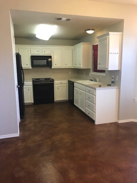 Building Photo - Comfortable & Convenient Living