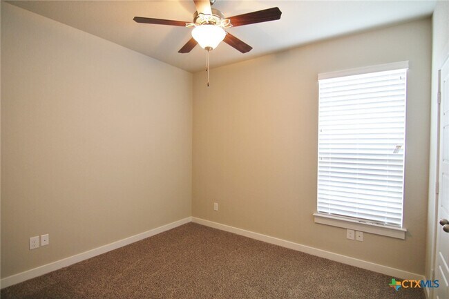 Building Photo - 502 Creekside Frst